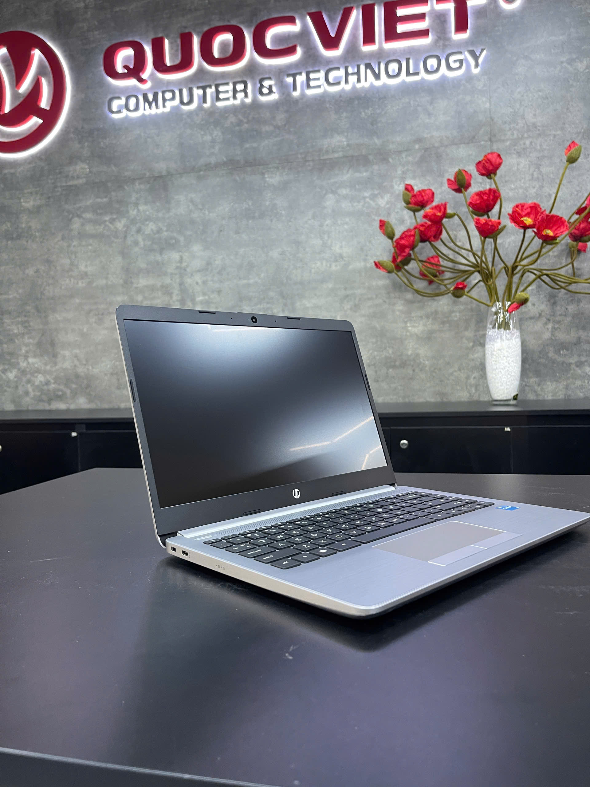 Máy tính xách tay HP 240 G9 AG2J4AT [i3-1215U/8GD4/256GSSD/14.0FHD/WLac/BT5/3C41WHr/W11SL/BẠC]
