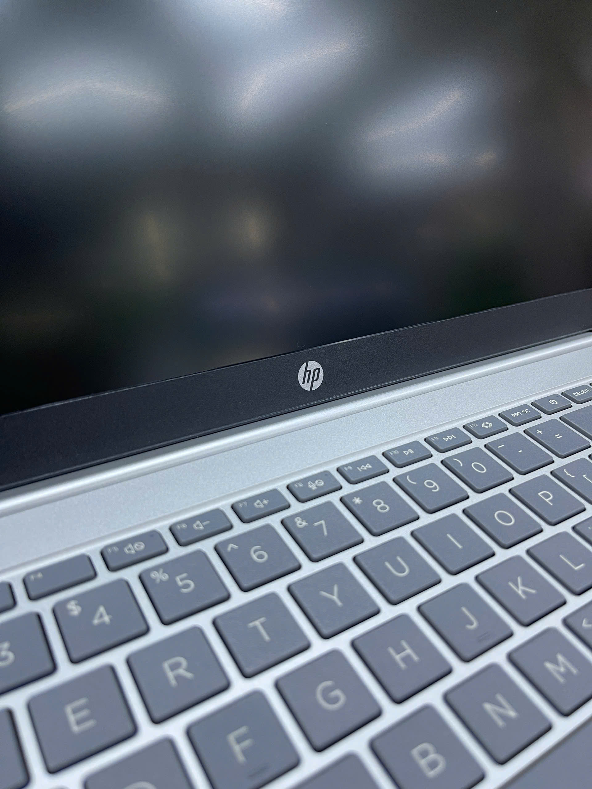 Máy tính xách tay HP 15-fd0235TU_9Q970PA [i5-1334U/16GB RAM/512GB SSD,Intel Graphics/15.6"FHD/Webcam/3 Cell,Wlan ax+BT,W11/Silver/1Y WTY]
