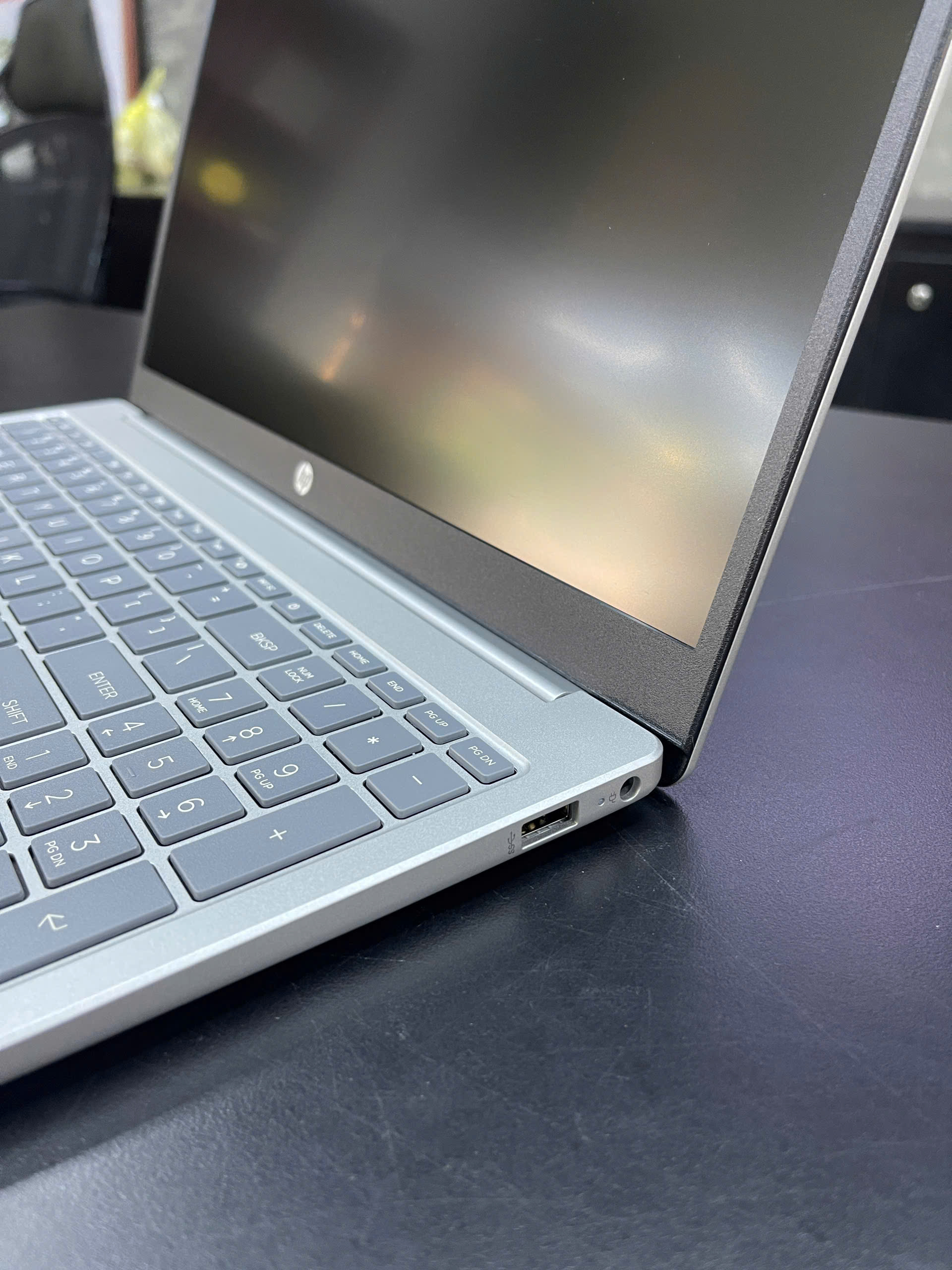 Máy tính xách tay HP 15-fd0235TU_9Q970PA [i5-1334U/16GB RAM/512GB SSD,Intel Graphics/15.6"FHD/Webcam/3 Cell,Wlan ax+BT,W11/Silver/1Y WTY]