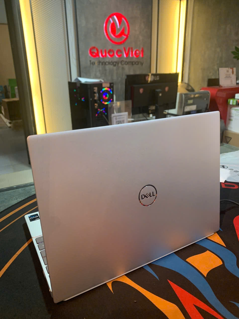 Máy tính xách tay Dell Inspiron 5330 Core i5-1340P/ 16GB/ SSD 512GB/ 13.3 inch QHD+/ W11/ Màu Bạc/NK