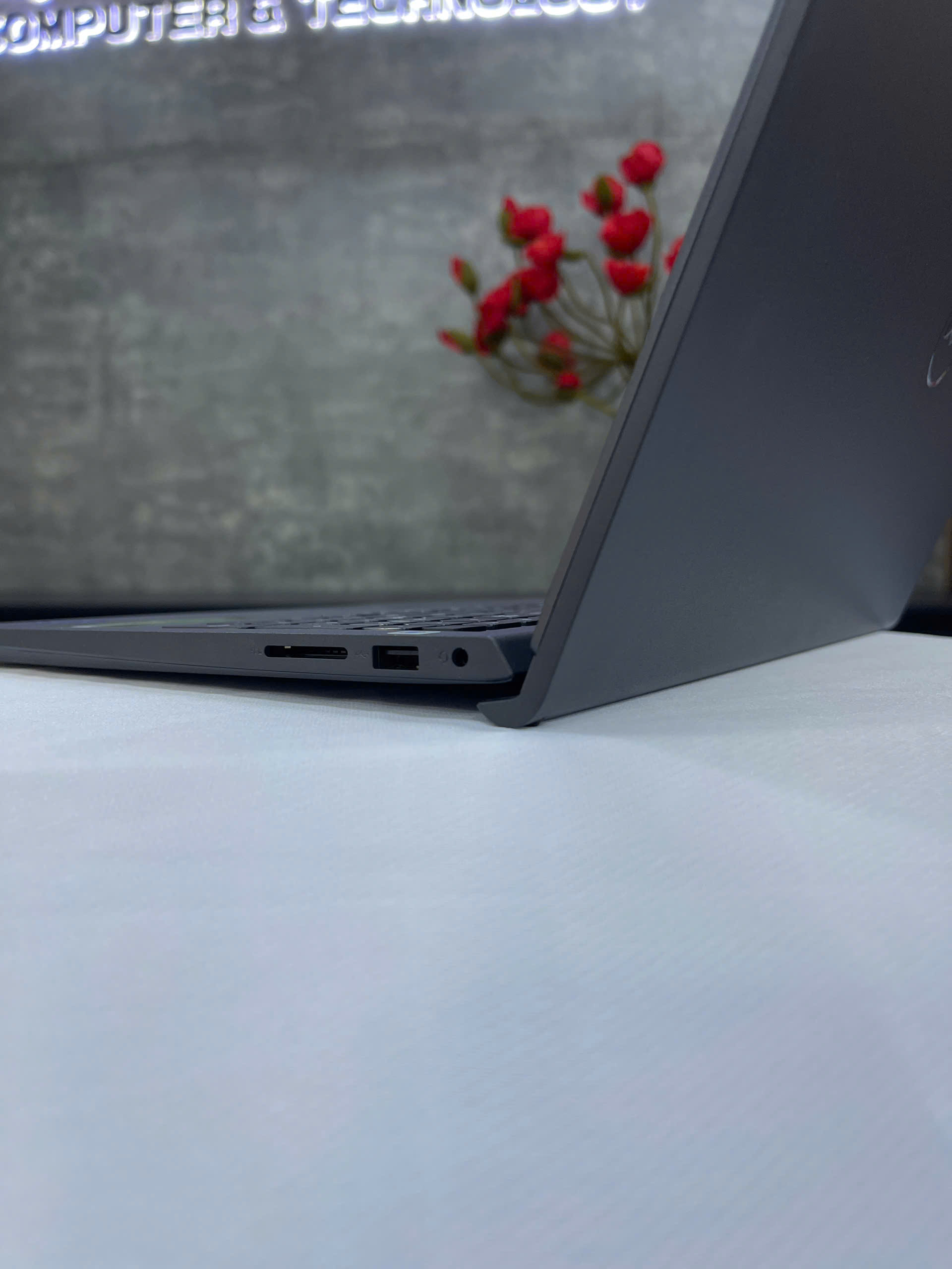 Máy tính xách tay Dell Inspiron 3520 71053702 (i5-1235U/8GB/512GB SSD/15.6 FHD/OF24/W11/Đen)