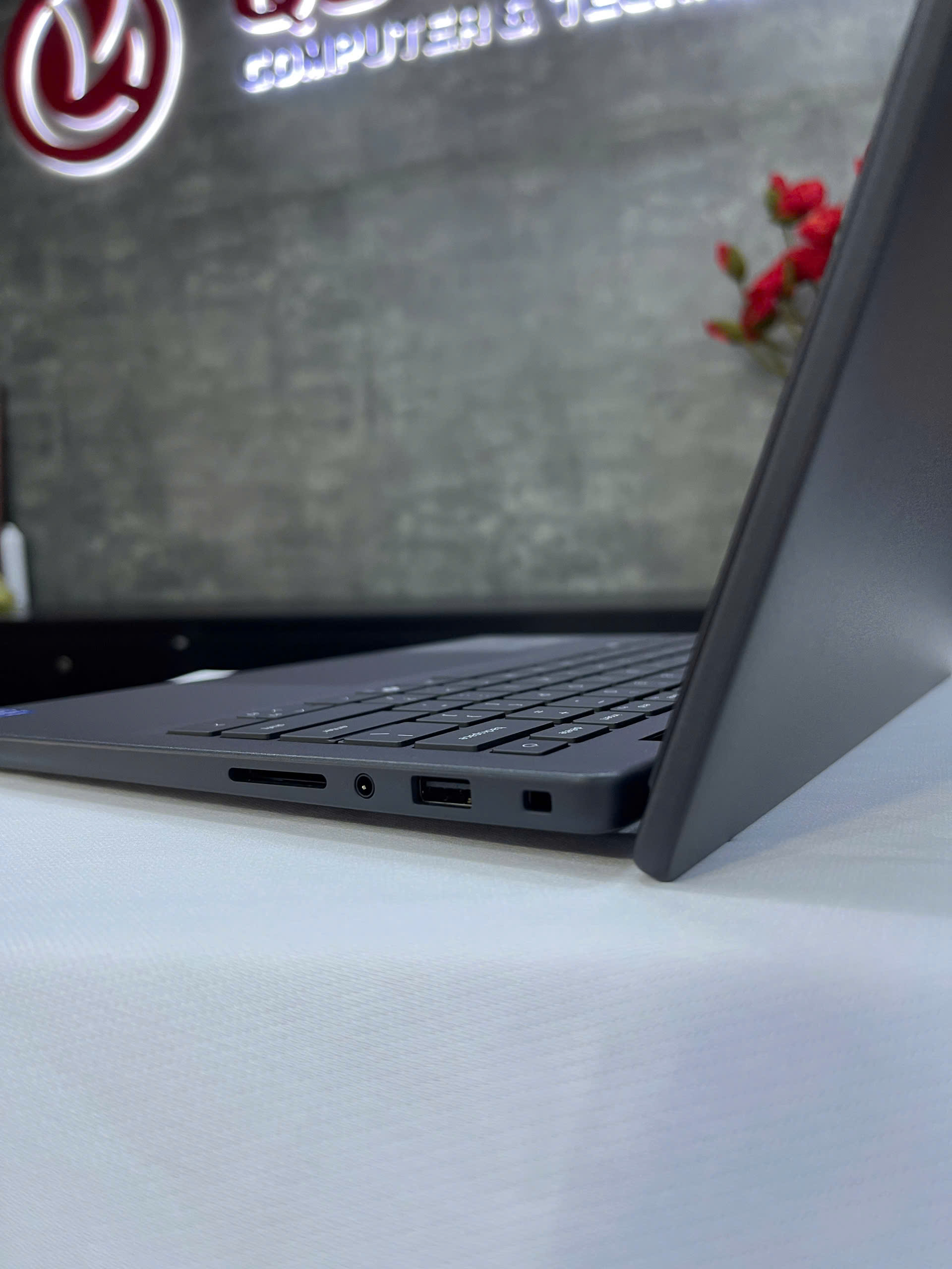 Máy tính xách tay Dell Inspiron 5440-5463BLK (i5-1334U/8GB/512GB SSD/14.0 FHD/W11/ 1Y/ BLACK/Đèn BP)