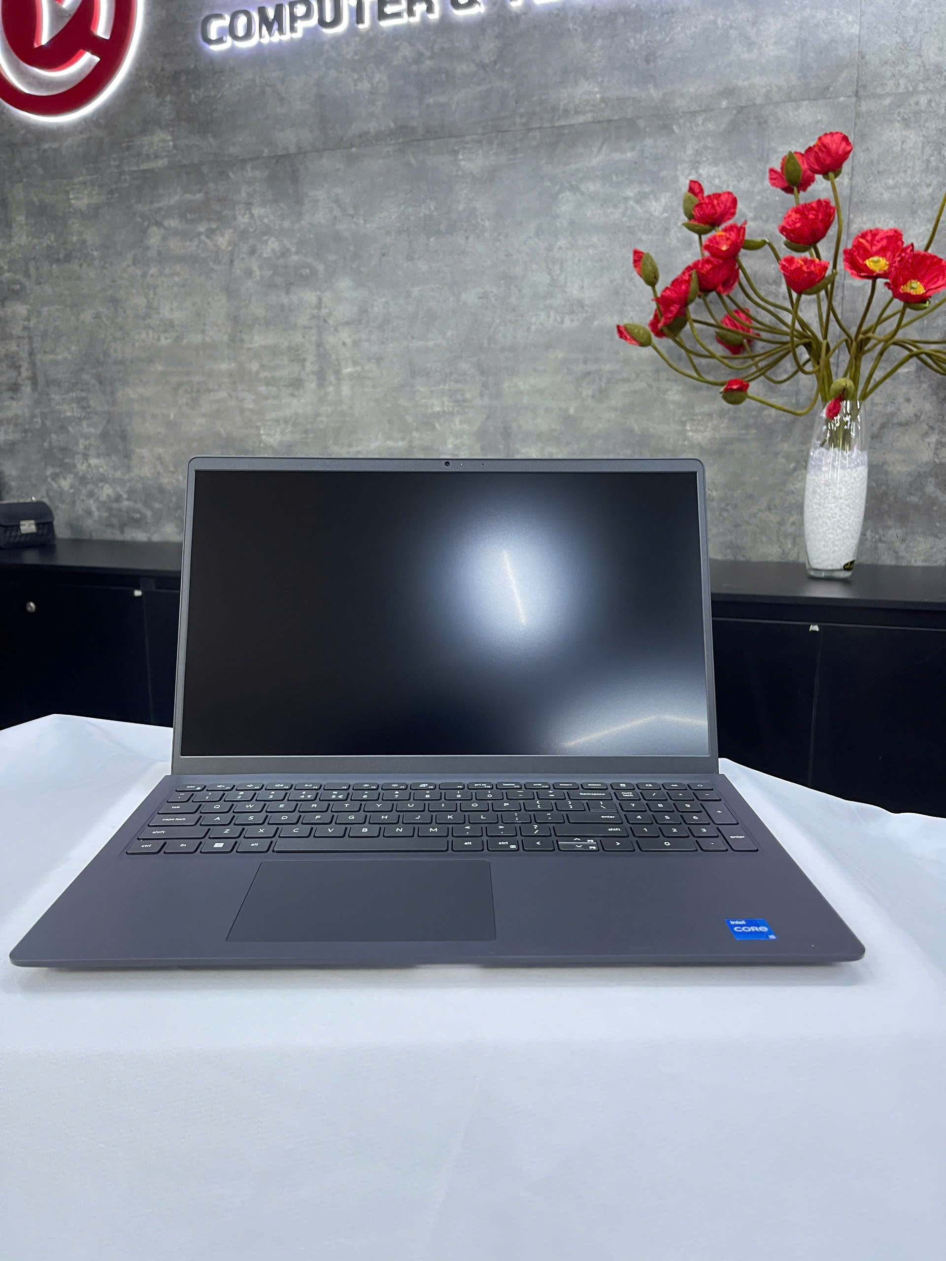 Máy tính xách tay Dell Vostro 3530 (Core i7 1335U/8GB/512GB SSD/15.6 FHD/Black) NK